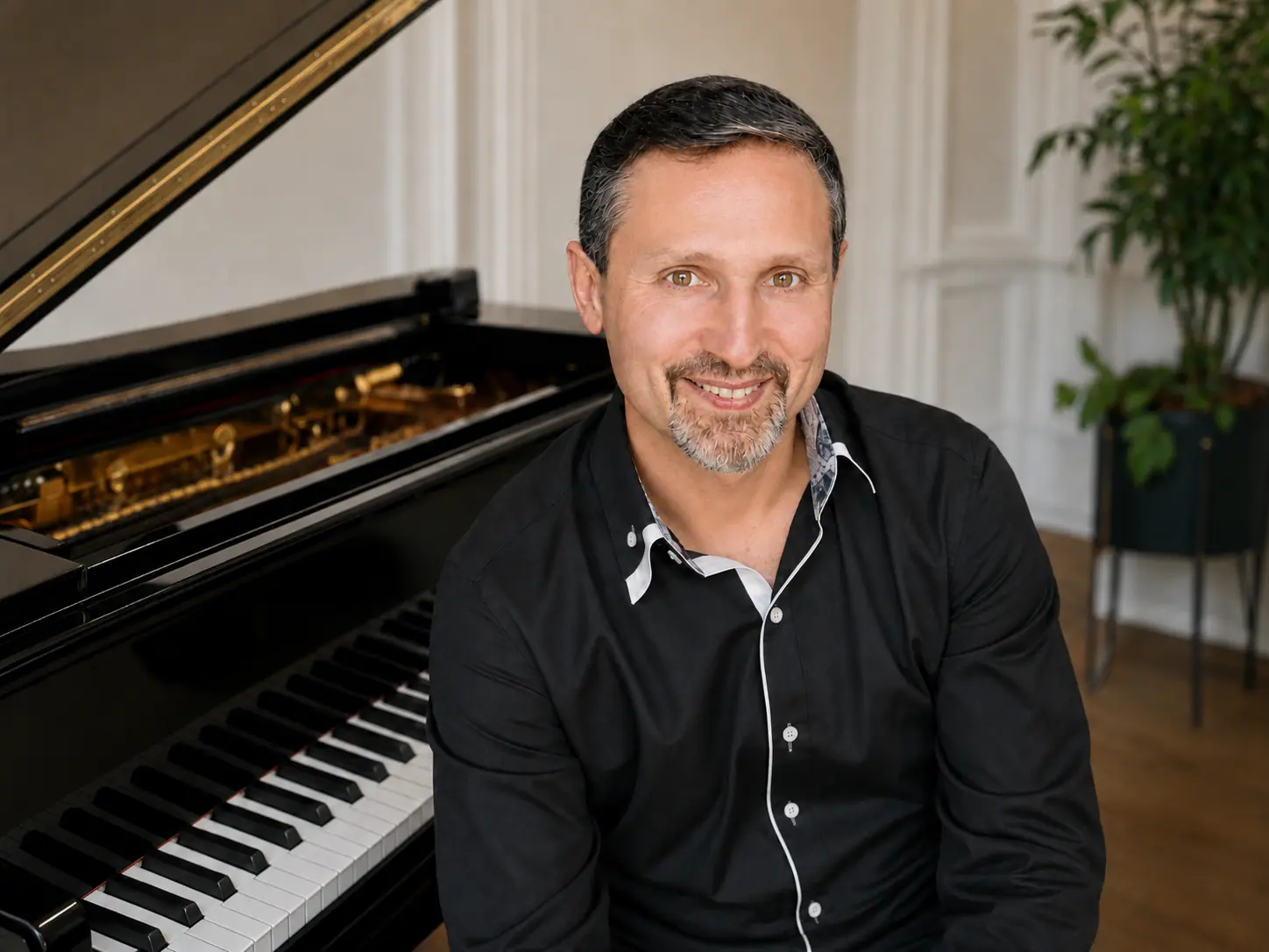 Musikpädagoge Viktor Heinle an seinem Flügel